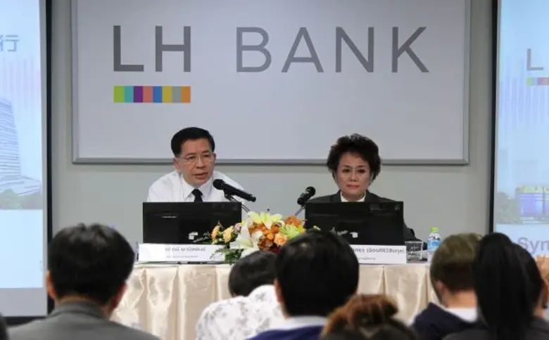 นายรัตน์ พานิชพันธ์ ประธานกรรมการบริหาร บ...