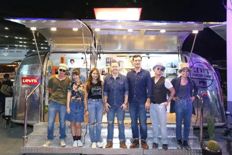 มิสเตอร์ ซาเมียร์ โคล (ที่ 3 จากขวา) ผู้บ...