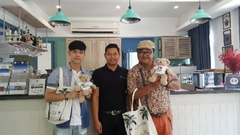 นายเจสัน ยูจีน ไนท์(กลาง) ผู้จัดการทั่วไป...