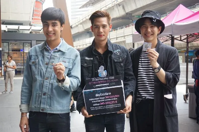 ภาพข่าว: นักแสดง “ที่หนี้มีรัก – เหยื่อพยาบาท” ร่วมรับบริจาค “เข็มวันอานันทมหิดล” เพื่อสมทบทุนให้กับโรงพยาบาลจุฬาฯ ณ สยามสแควร์วัน