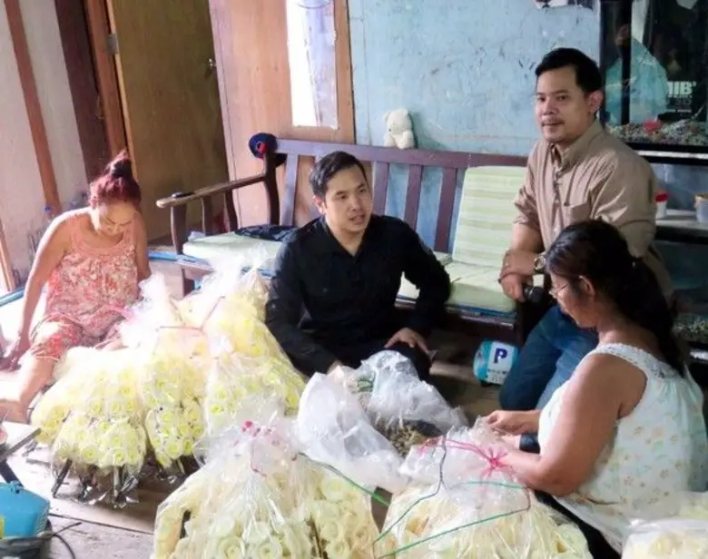 ชุมชนบางซื่อร่วมทำดอกดารารัตน์ หนึ่งในต้น...