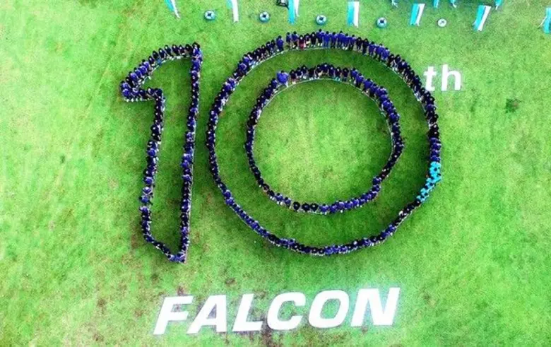 ฟอลคอนประกันภัย ฉลองครบรอบ 10 ปี ไอเดียสุดคูล แปรอักษรเลข 10 พร้อมจัดปาร์ตี้ขอบคุณทีมงานริมทะเล