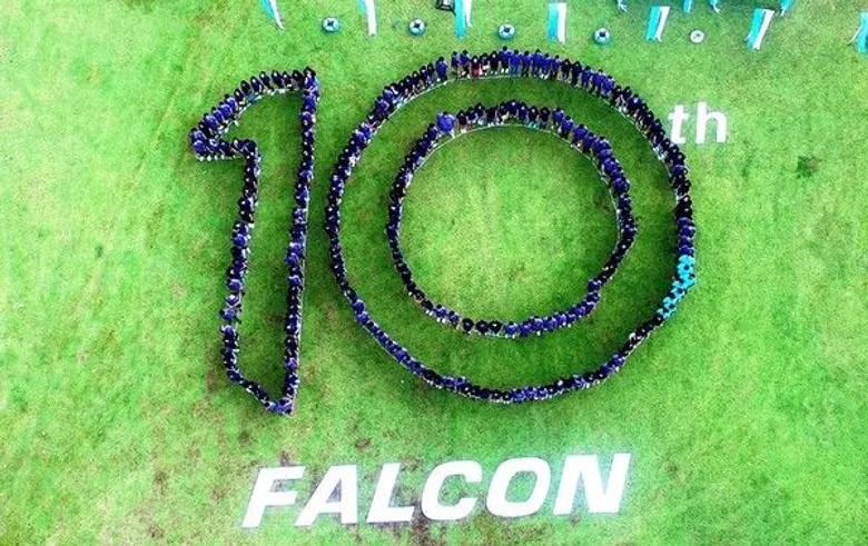 ฟอลคอนประกันภัย ฉลองครบรอบ 10 ปี ไอเดียสุดคูล แปรอักษรเลข 10 พร้อมจัดปาร์ตี้ขอบคุณทีมงานริมทะเล