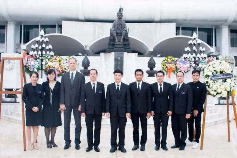 ดร. กมลินทร์ พินิจภูวดล (กลาง) ผู้อำนวยกา...