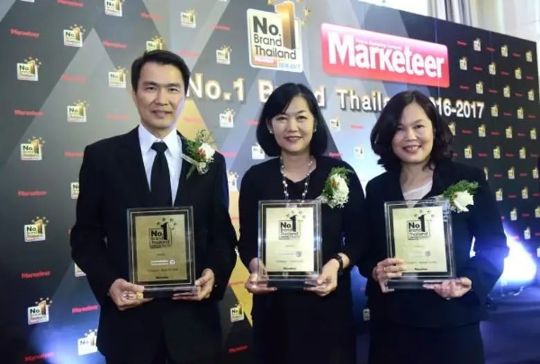 นางนพวรรณ เจิมหรรษา (กลาง) และนายสุรัตน์ ลีลาทวีวัฒ...