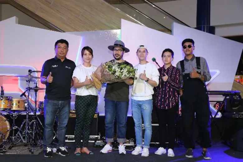 นายประภาส พานิชประเสริฐ (คนซ้าย) ผู้จัดการทั่วไป ฝ่...