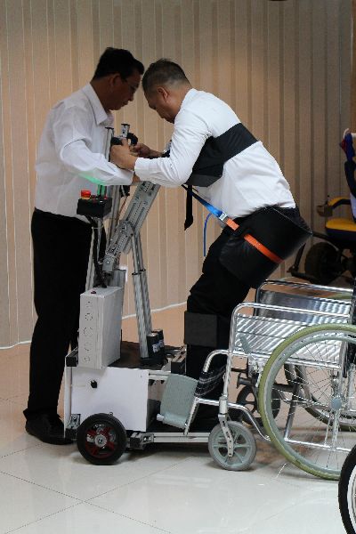 “รถเข็นไฟฟ้าเพิ่มคุณภาพชีวิต” สิ่งประดิษฐ์ 3 สถาบันดัง ช่วยผู้พิการอัมพาตครึ่งล่าง