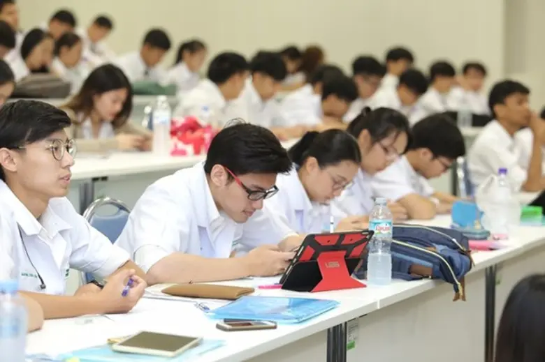คณะแพทย์ ม.นเรศวร เดินหน้าปฏิรูปการสอน ดึงนวัตกรรมเรียนรู้สหวิชาชีพ “IPE” เสริมหลักสูตร “แพทย์ 7 ดาว” ชี้ลดขัดแย้ง-สร้างบัณฑิตสุขภาพคุณภาพ คาดเริ่มใช้ปี 62