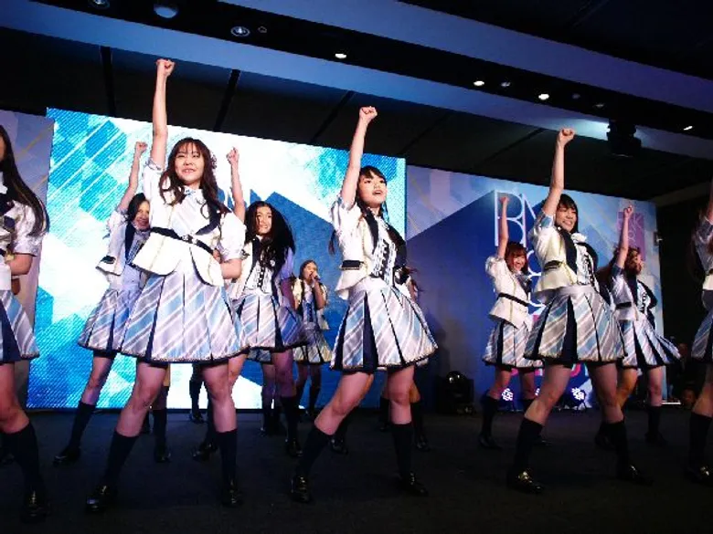 BNK 48 เปิดตัวอย่างยิ่งใหญ่กับ 16 สาวเซ็นบัตสึ ผู้ถูกเลือก มุ่งเป้าหมาย ไอดอลกรุ๊ปอันดับ 1 ในประเทศไทย ด้วยกลยุทธ์ “ไลฟ์” ควบคู่ไปกับ การเป็นตัวแทนระหว่าง ไทย – ญี่ปุ่น