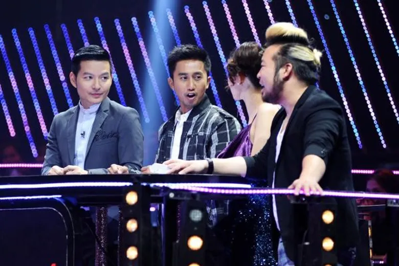 ทีวีไกด์: รายการ "ร้องแลก แจกเงิน Singer Takes It All" “หนุ่ม-อนุวัต” เครียดหนัก!!! ประสบการณ์ในวงการณ์นักข่าวไม่ช่วย ตัดสินไม่ขาด ผู้เข้าแข่งขันทำอึ้ง ในรายการ ร้องแลก แจกเงินฯ