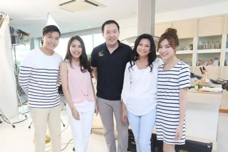 นายยศสรัล แต้มคงคา (กลาง) ผู้อำนวยการฝ่ายการตลาด บร...
