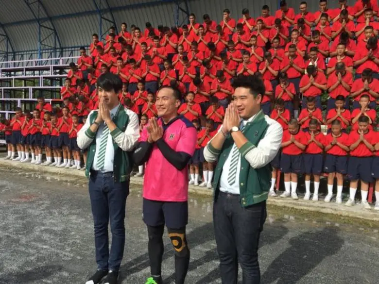 "รถโรงเรียน High School Reunion" อาทิตย์น...