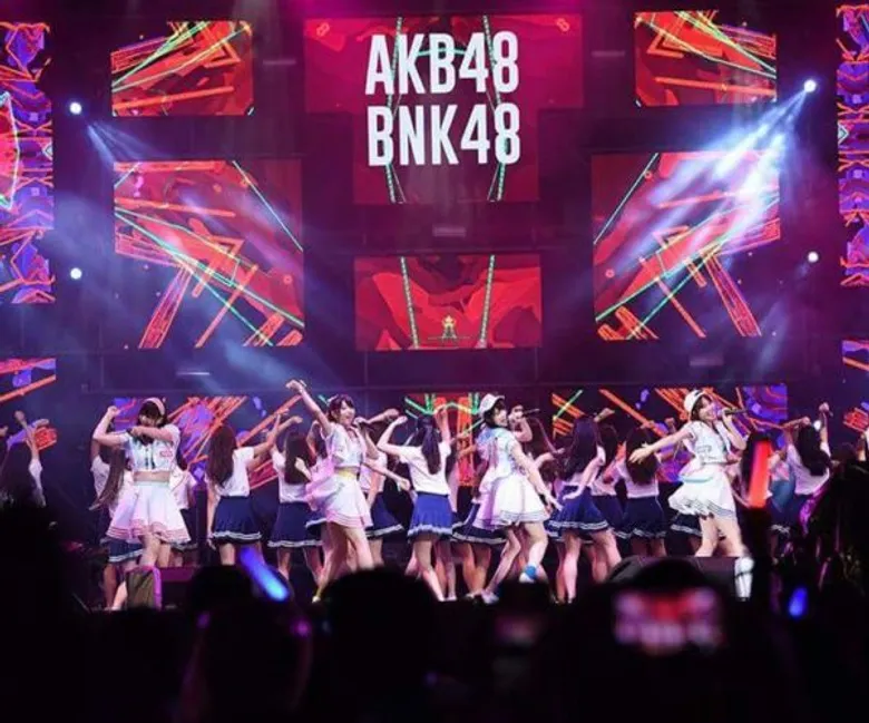 Rain (เรน) และ AKB48 (เอเคบี 48) จัดเต็มโชว์สเต็ปแดนซ์ ในคอนเสิร์ต Viral Fest Asia 2017