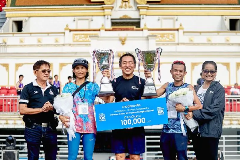นายวิชัย พรพระตั้ง (ยืนกลาง) รองประธานองค...