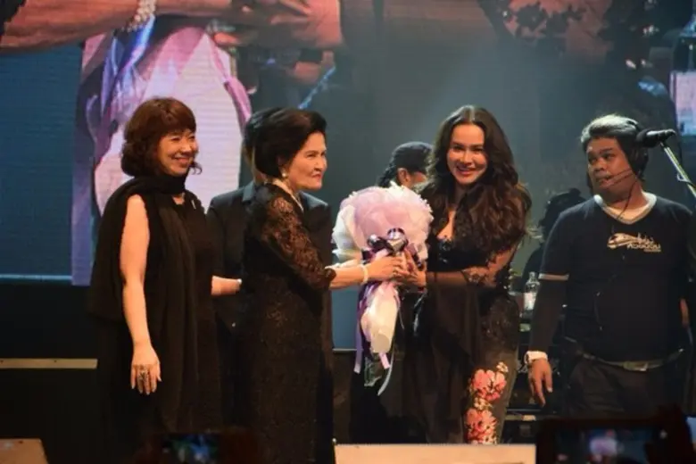 อบอวลไปด้วยความสุขและอิ่มบุญกันสุด ๆ สำหร...