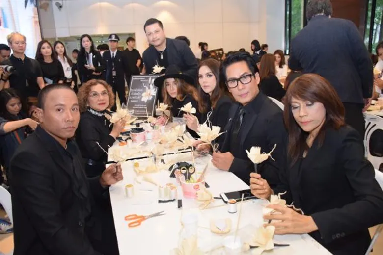 เบิร์ด ธงไชย นำทีมศิลปินแกรมมี่ ร่วมโครงการจิตอาสา "ดอกไม้จันทน์ ทำด้วยมือ ถวายด้วยใจ"