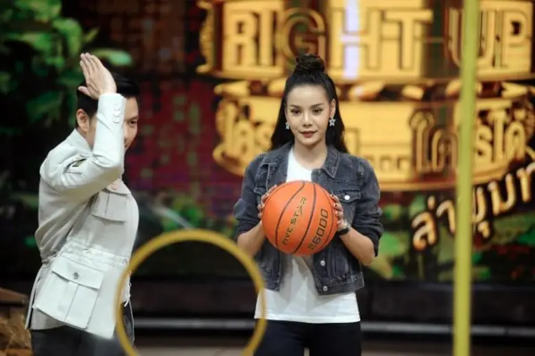 ทีวีไกด์: รายการ “STEP RIGHT UP ใครเก่ง...ใครได้ ล่าขุมทรัพย์” “หยก - ธัญยกันต์, โด่ง - ศิระ, ดีเจพล่ากุ้ง, ดีเจคิว - ธิติพันธ์” อวดสกิลเด็ด! หวังฟันรางวัลยับ!!