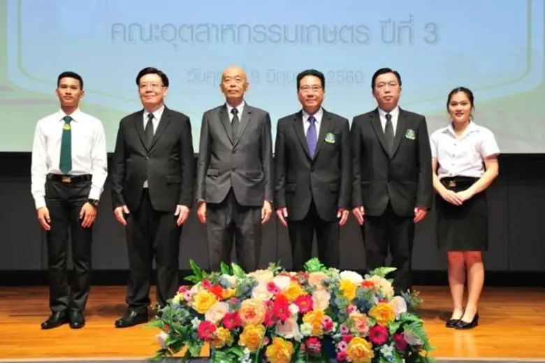รศ.ดร.สมภพ มานะรังสรรค์ (ที่ 2 จากซ้าย) อ...