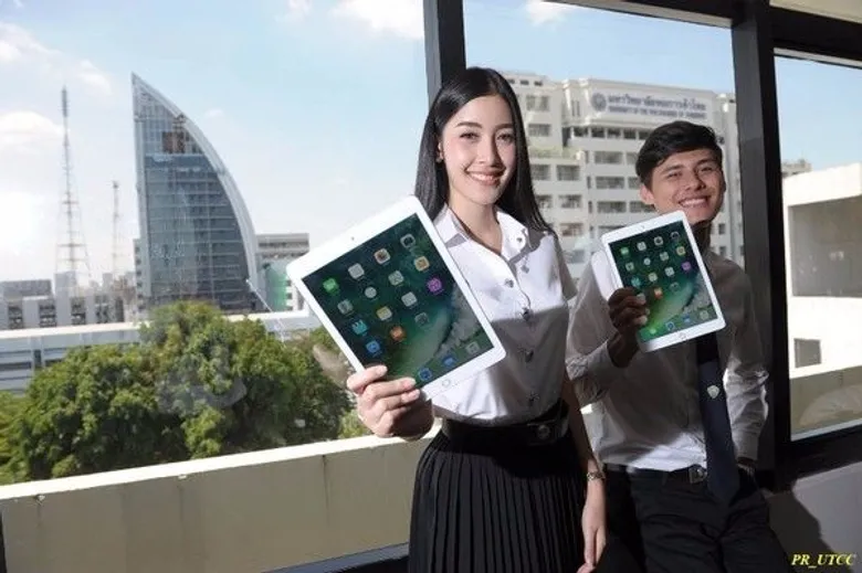 มหาวิทยาลัยหอการค้าไทย ลงนามร่วมมือกับ ล็อเลย์ แจกไอแพด กว่า 3000 เครื่อง
