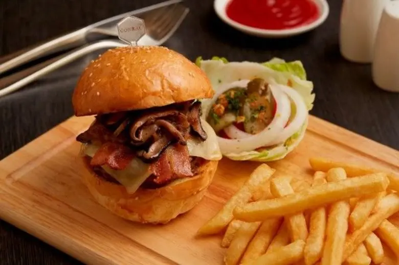 แฮมเบอร์เกอร์สไตล์อเมริกันและซี่โครงหมูบาร์บีคิว ฉลองวันชาติสหรัฐอเมริกา