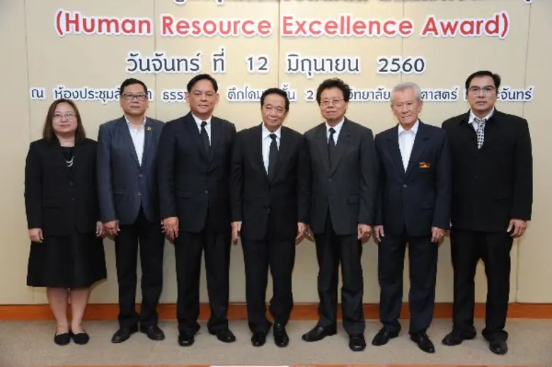 ศาสตราจารย์ ดร.จีระ หงส์ลดารมภ์ (กลาง)ประธานคณะกรรม...