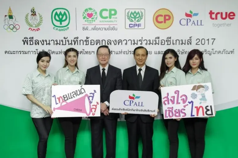 นายสุวิทย์ กิ่งแก้ว (ที่ 4 จากซ้าย) รองกร...