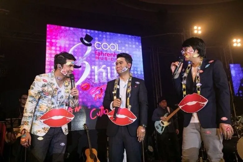 ฟินทั้งฮอลล์ “ว่าน-ลิปตา” โดนรุมจูบ! ในคอนเสิร์ตโปรยเสน่ห์ “คูลฟาเรนไฮต์ มิวสิค อะไลฟ์ สามหนุ่ม สาวรุม”