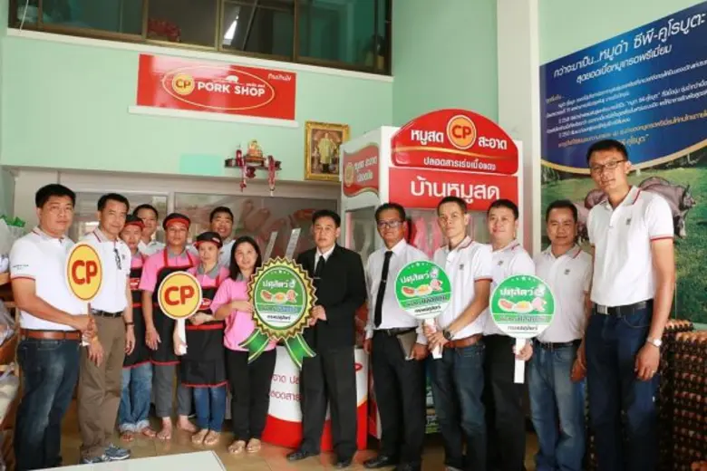 นายนพพร มหากันธา (ที่ 6 จากขวา) ปศุสัตว์จ...