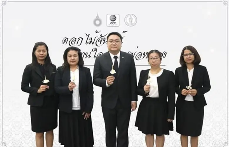 “อำพลฟูดส์” ร่วมประดิษฐ์ดอกไม้จันทน์แทนใจ ถวายพ่อหลวง
