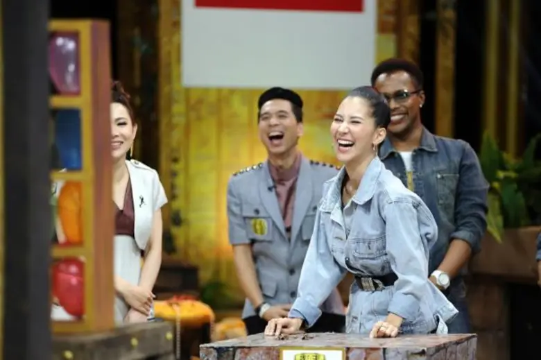 ทีวีไกด์: รายการ “STEP RIGHT UP ใครเก่ง...ใครได้ ล่าขุมทรัพย์” “มอริส เค” จ้วงไม่ยั้ง!! หวังปาโดนเป้า