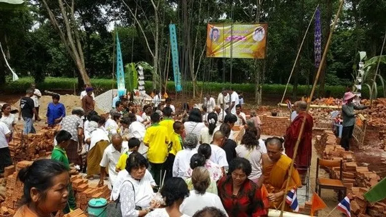 SPU: ที่ปรึกษา - อธิการบดี ม.ศรีปทุม ทำบุญมหากุศล วางศิลาฤกษ์สร้างพระธาตุเจดีย์ปทุมมาจอมคีรีศรีเชียงรุ้ง วัดเวียงเชียงรุ้ง จ.เชียงราย