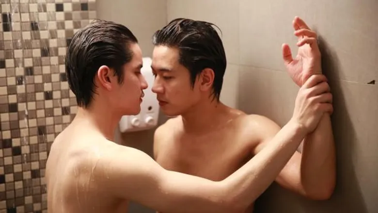 “โทนี่ - เต๋า” พาฟิน ชวนกันอาบน้ำ ถอดเสื้ออวดหุ่นขาวจั๊ว
