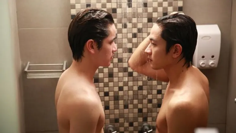 “โทนี่ - เต๋า” พาฟิน ชวนกันอาบน้ำ ถอดเสื้ออวดหุ่นขาวจั๊ว