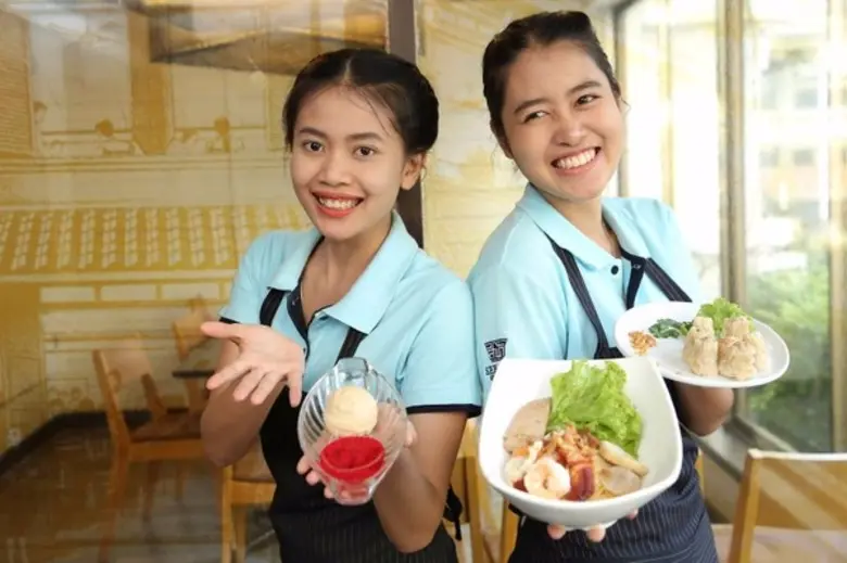 สีฟ้า ชวนอร่อยเต็มอิ่มกับฟินไปกับอาหารสไตล์ถนนราชวงศ์ที่ได้รับความนิยมมากว่า 80 ปี