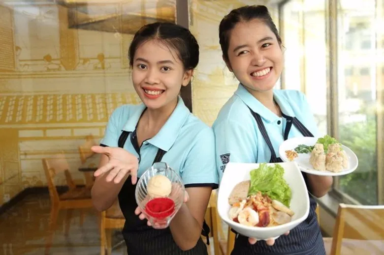 สีฟ้า ชวนอร่อยเต็มอิ่มกับฟินไปกับอาหารสไตล์ถนนราชวงศ์ที่ได้รับความนิยมมากว่า 80 ปี