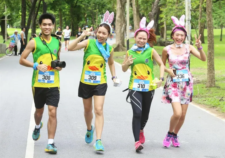 เหล่าแฟชั่นไอคอน รวมตัววิ่งการกุศล ใน 'FM ONE Holistic Health Share : Fashion Run’