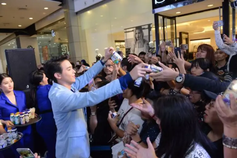 ห้างแตก!! 'เจมส์จิ’ บุกเซอร์ไพรส์ เหมาโยเกิร์ตแจก!!