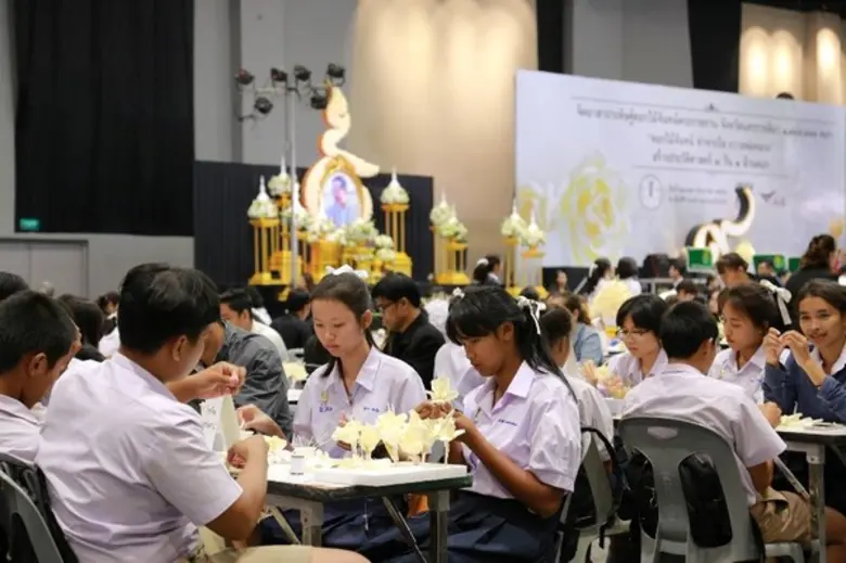 เมืองย่าโมรวมพลังสามัคคีสร้างประวัติศาสตร์ประดิษฐ์ดอกไม้จันทน์ 3 วัน 1 ล้านดอกที่เดอะมอลล์โคราช