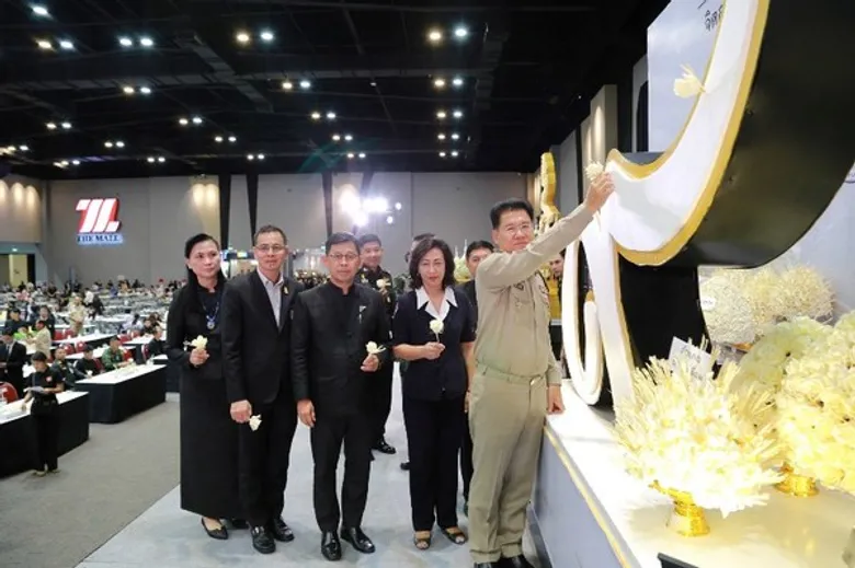 เมืองย่าโมรวมพลังสามัคคีสร้างประวัติศาสตร์ประดิษฐ์ดอกไม้จันทน์ 3 วัน 1 ล้านดอกที่เดอะมอลล์โคราช