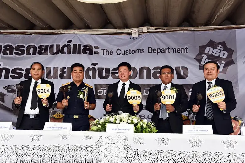 นายเสรี ไทยจงรักษ์ รองอธิบดีกรมศุลกากร แถ...