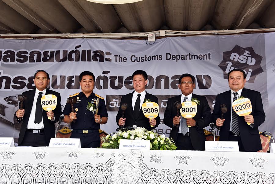 นายเสรี ไทยจงรักษ์ รองอธิบดีกรมศุลกากร แถ...