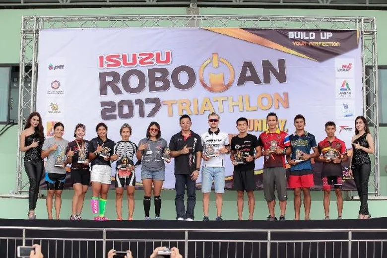 อีซูซุร่วมยินดีกับชัยชนะของสุดยอดคนพันธุ์แกร่งใน “อีซูซุ โรโบแมน ไตรกีฬา 2560”