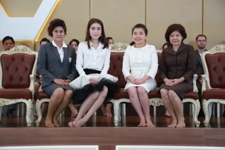 ผศ.ดร.บังอร เบ็ญจาธิกุล อธิการบดี ม.กรุงเทพธนบุรี นำไหว้ครูประจำปี 2560 รร.สาธิตกรุงเทพธนบุรี