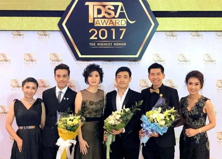 นางวิภาดา ตั้งปกรณ์ (ที่ 3 จาก ซ้าย) ผู้จัดการทั่วไ...
