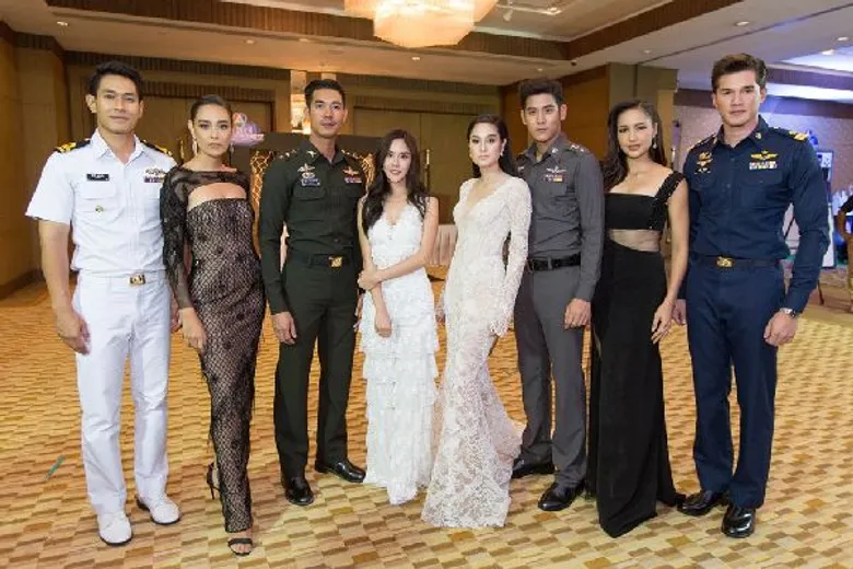 “อั้ม” เซอร์ไพรส์พิเศษ ร่วมขอบคุณเอเยนซี่และพันธมิตร พร้อมนำทัพนักแสดงยกช่อง ร่วมงาน “7 สี สังสรรค์คนกันเอง 2017