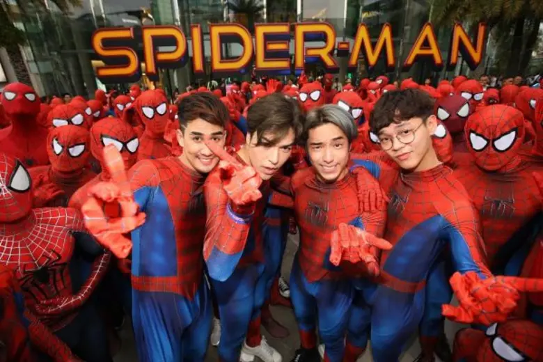 ณ ลานด้านหน้า ที่ถือเป็นแลนด์มาร์คกรุงเทพ...