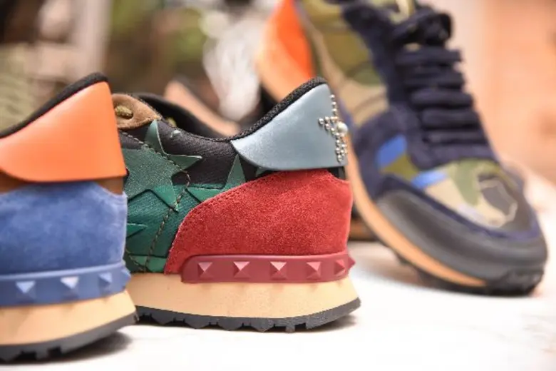 Valentino แบรนด์ไฮเอนด์ TOP 5 แห่งโลกแฟชั่น คลาสซี่ มีเทสต์ เปรี้ยวจัด 'Rockstud’ Rocks You