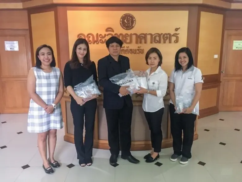 “แพนดอร่า” ผู้ผลิตเครื่องประดับอัญมณีระดับโลกส่งเสริมการศึกษาไทย มอบอัญมณีกว่า 3 ล้านบาท แก่ ม.เกษตร และ มศว.