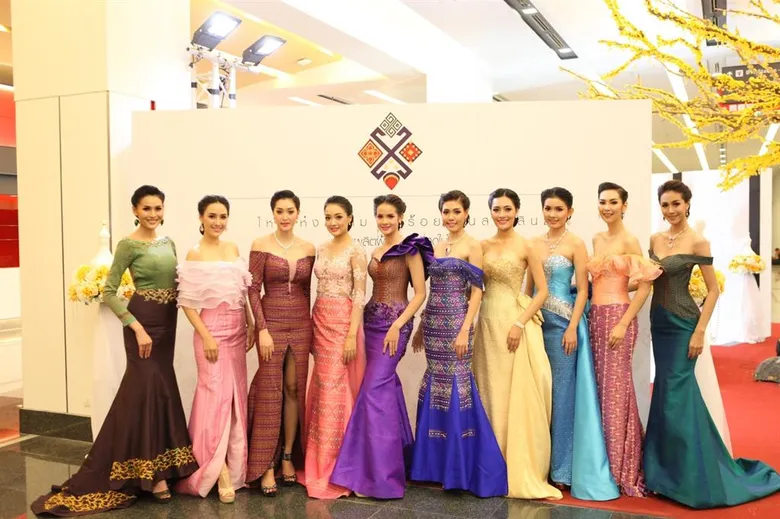 กลุ่มจังหวัดร้อยแก่นสารสินธุ์ จัดงาน “ไหมแห่งสยาม” ยกระดับผ้าไหมไทย สวยตระการตา เฉิดฉายสู่สากล