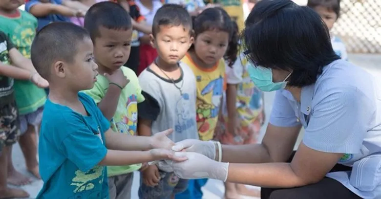 สคร.10 อุบลฯ เตือนระวังเด็กป่วย “โรคมือ เท้า ปาก”